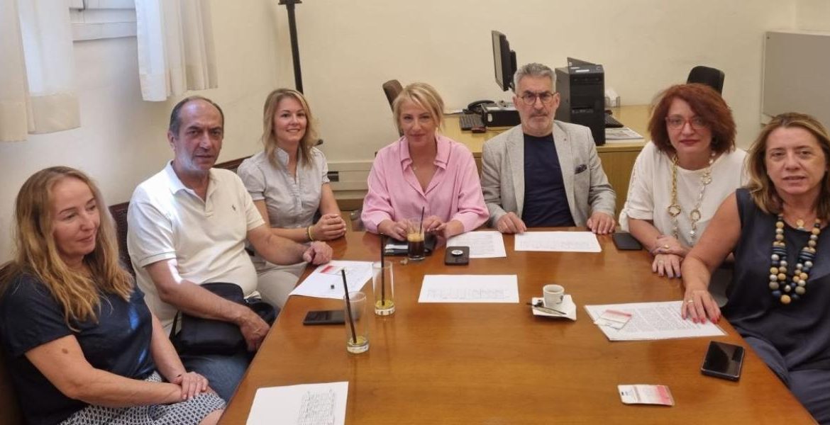 ΣΥΡΙΖΑ – ΠΣ / Στηρίζει το αίτημα για μισθολογική αναβάθμιση των εργαζομένων στο υπουργείο Εξωτερικών-Συνάντηση Δούρου – Ξανθόπουλου με αντιπροσωπεία των Συλλόγων Πτυχιούχων Διοικητικών, Μηχανικών Επικοινωνιών & Πληροφορικής και Διοικητικών Γραμματέων του Υπουργείου